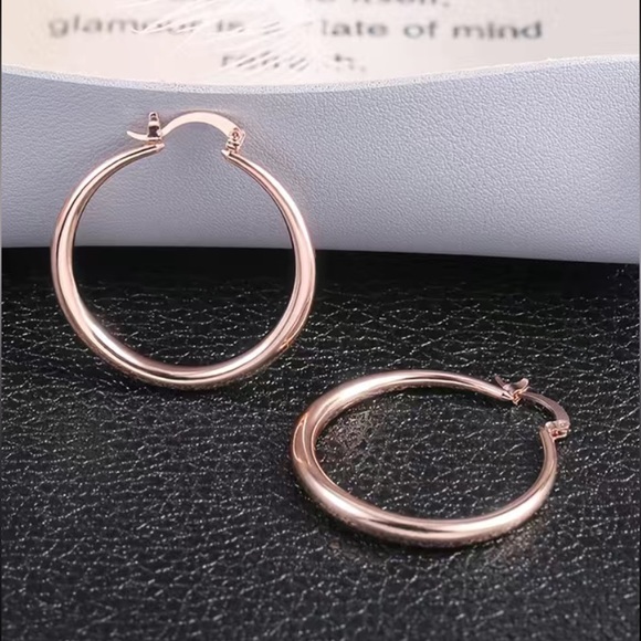 NWT 18 KT GOLD PLATED ROSE GOLD HOOPS HOOP EARRINGS LIGHTWEIGHT TRENDY GIFT - Picture 3 of 4